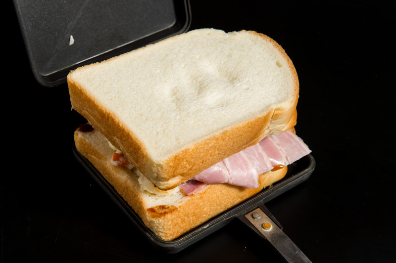 パンを上に置いて押しつぶす