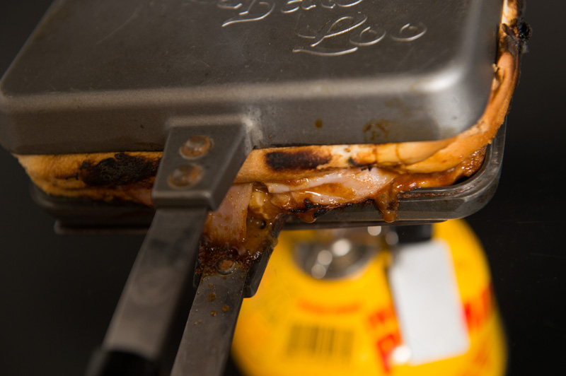 ソースを焼き香ばしい匂いを出す