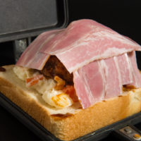 パンに食材をのせる
