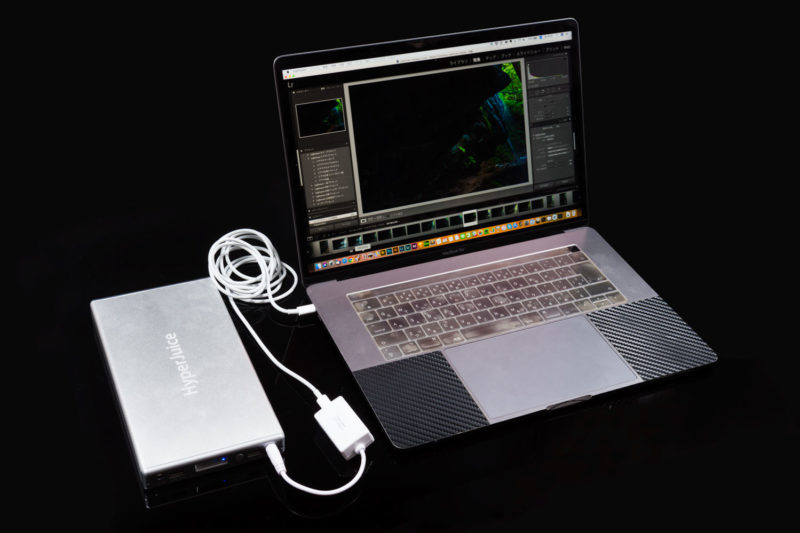 MacBook Proを充電するHyper Juice