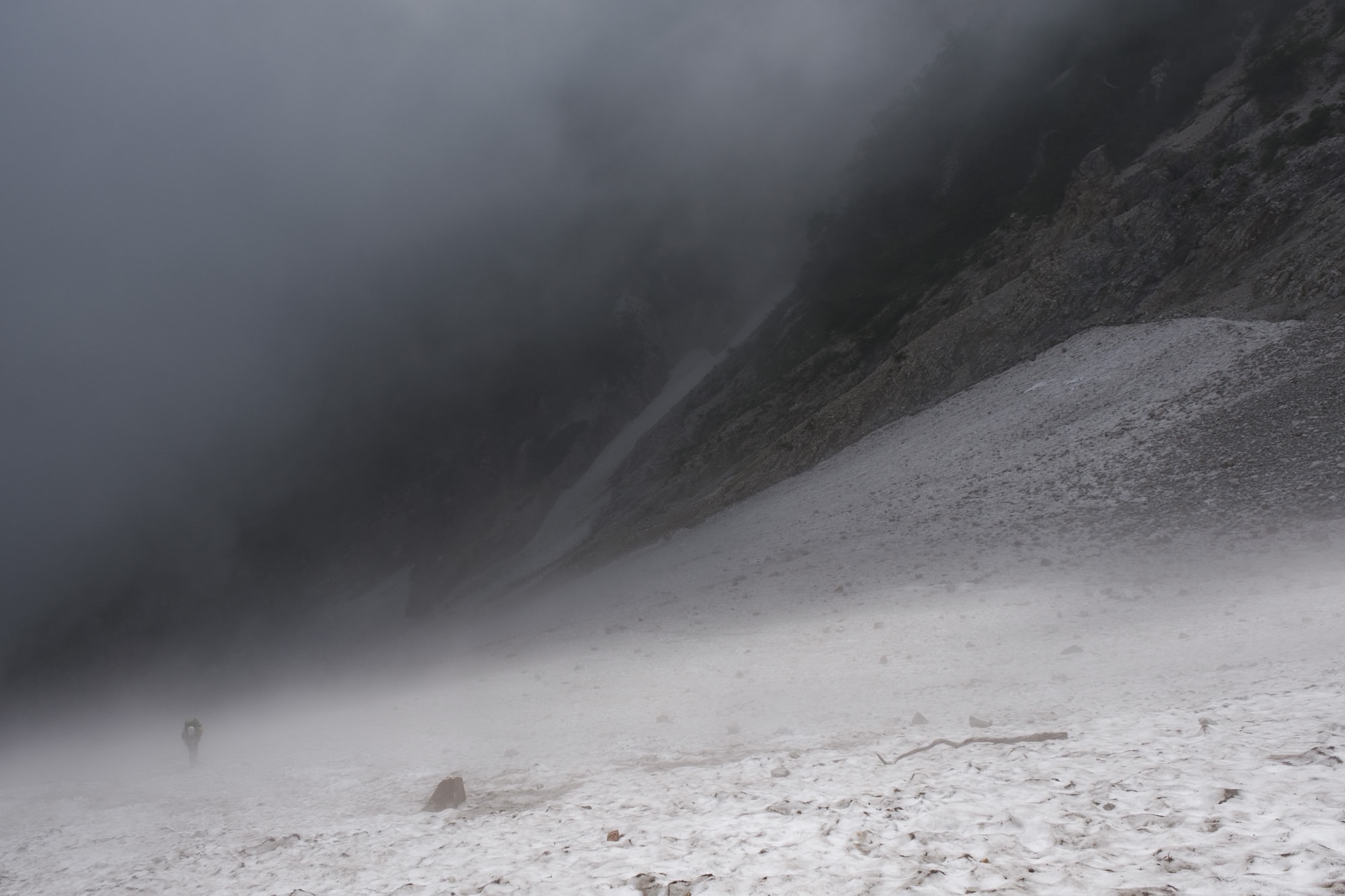 shirouma-professional-2.jpg 大雪渓に挑む登山者