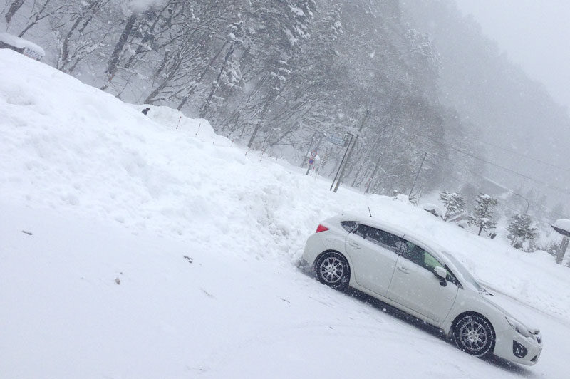 雪山のアウトドアを楽しむ車