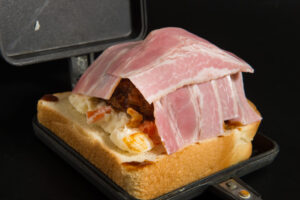 パンに食材をのせる